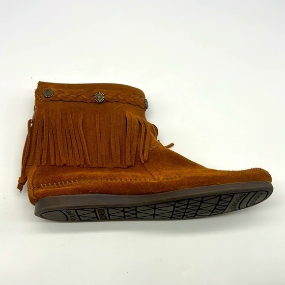 Minnetonka - High Top Brown Suede Fringe With Metal Design  Zip Up Ankle Boot 7 - Picture 12 of 13